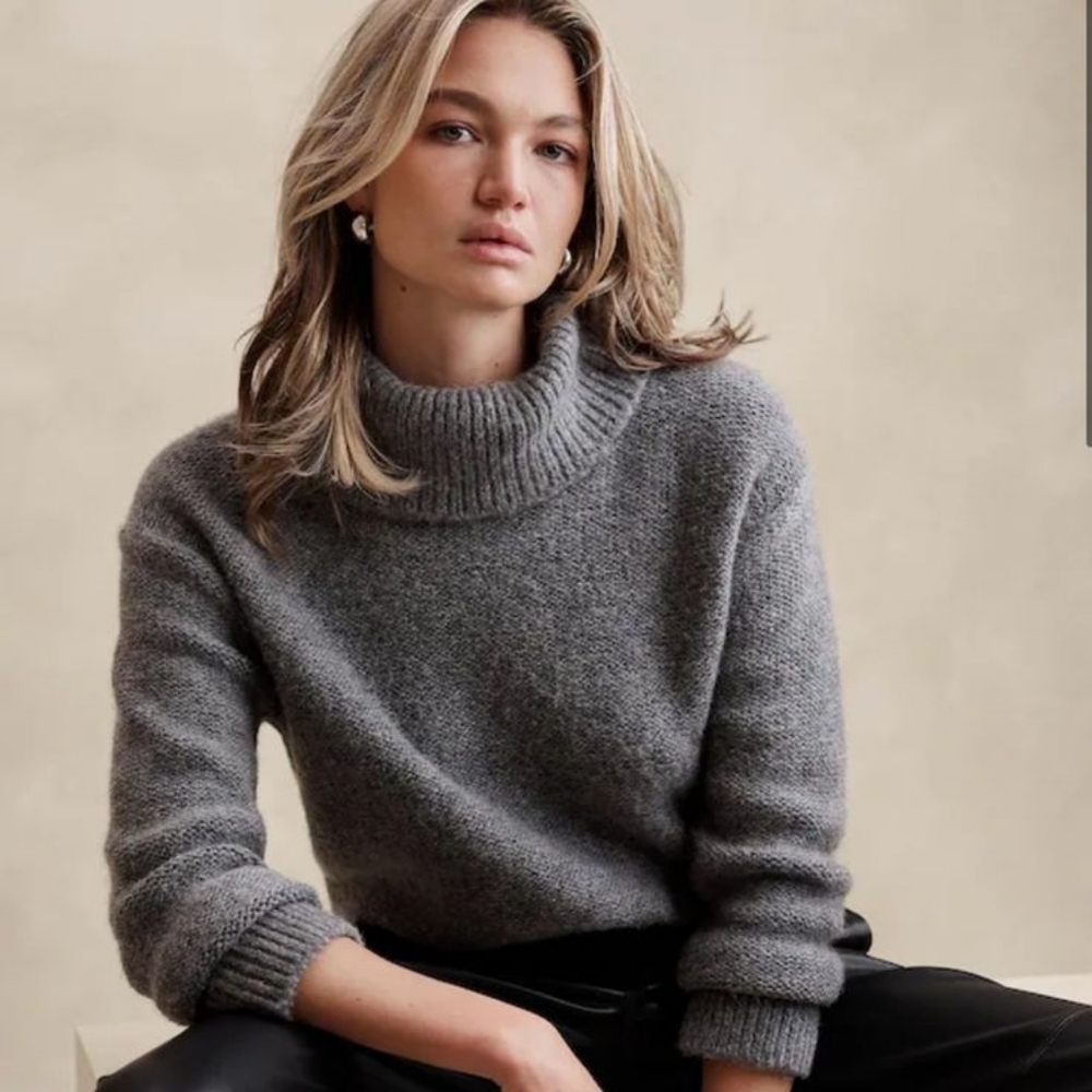 Banana Republic Factory Women's Gray Turtleneck Sweater Size M In EUC
